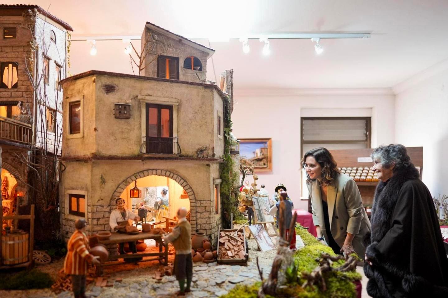 Isabel Díaz Ayuso visita el Belén Napolitano de Pilar Tobar