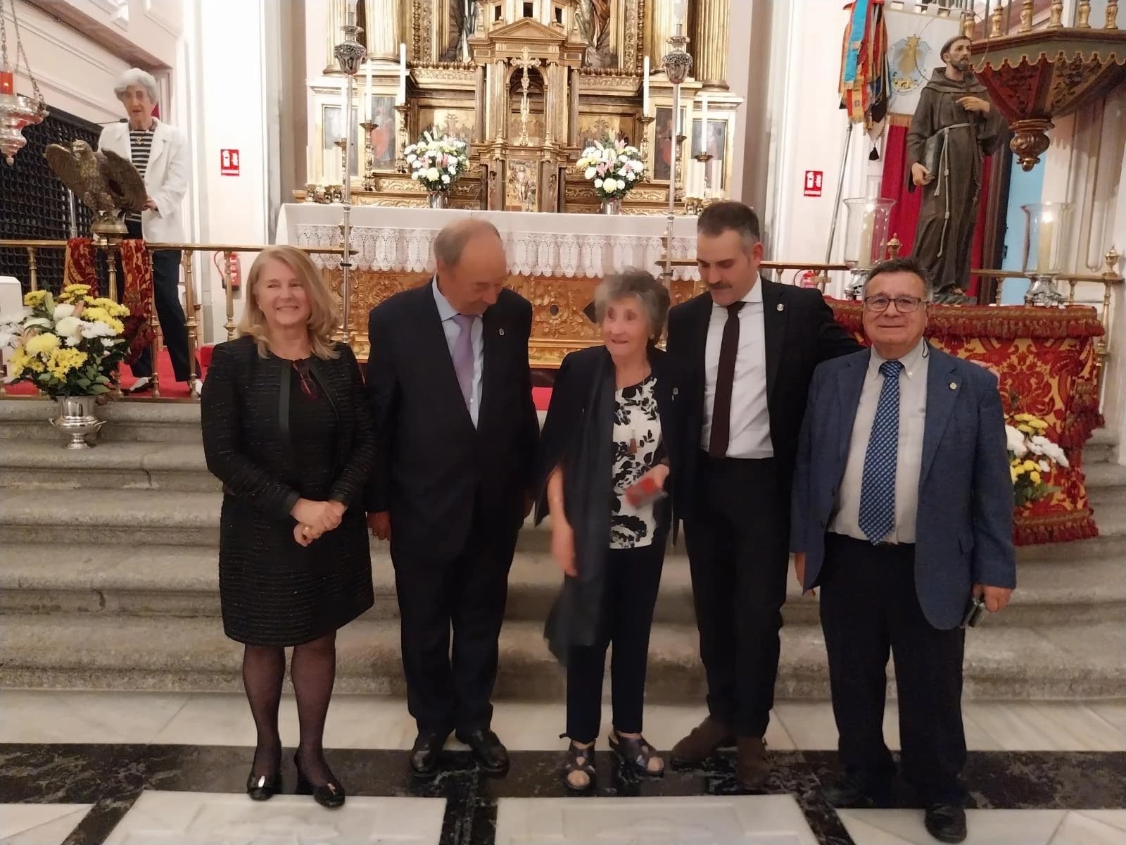 Pilar Tobar recibe la medalla de plata de la Asociación de Belenistas de Madrid por sus 25 años de socia