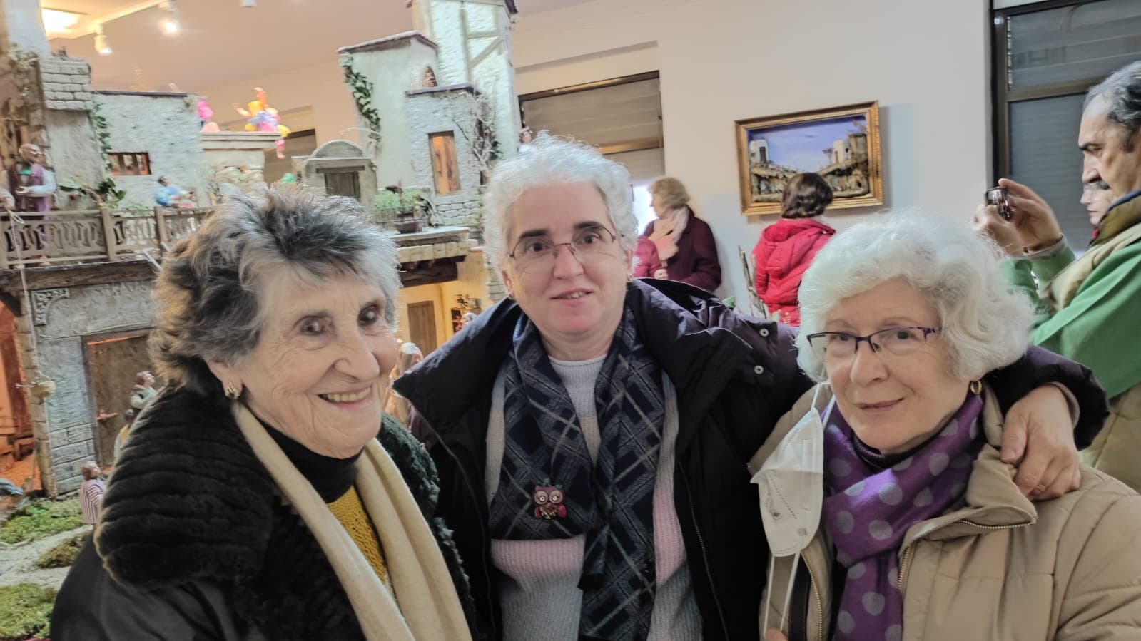 Pilar Tobar compartiendo con visitantes del Belén Napolitano