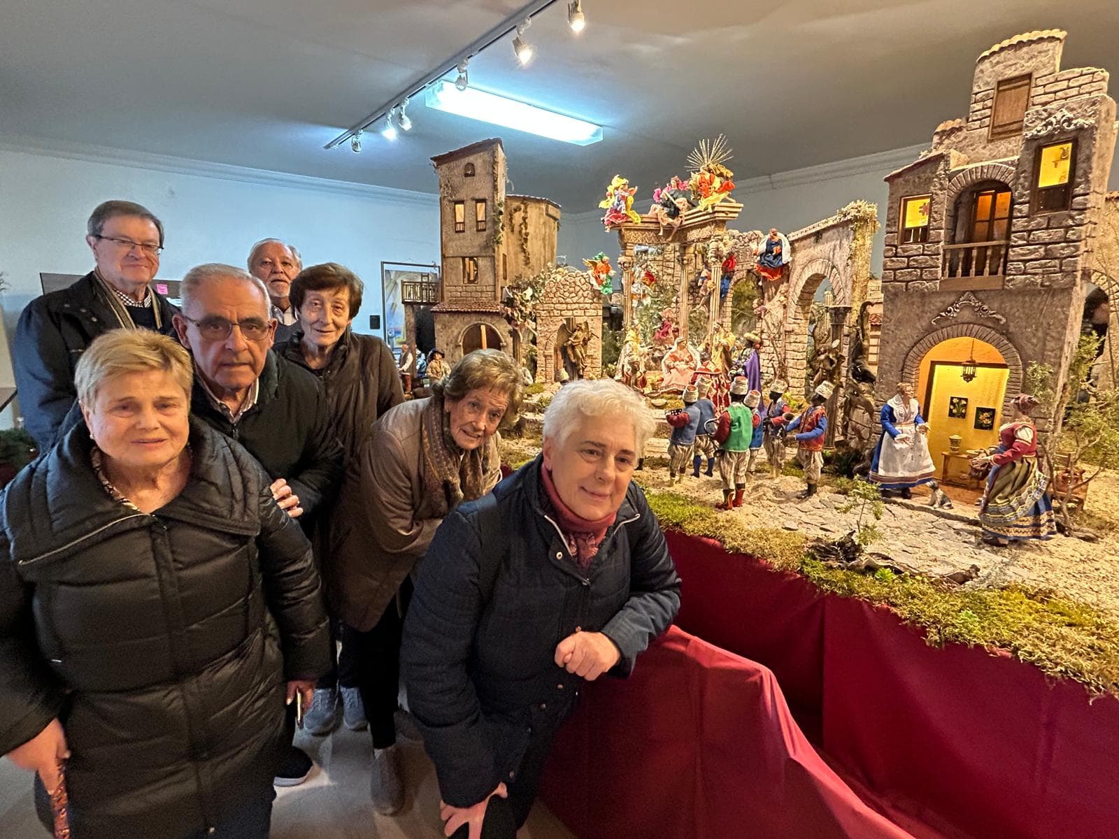 Grupo del Centro de Mayores de Usera visitando el Belén Napolitano