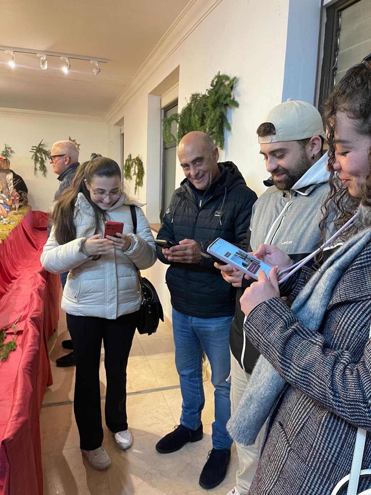 Visitantes admirando el belén