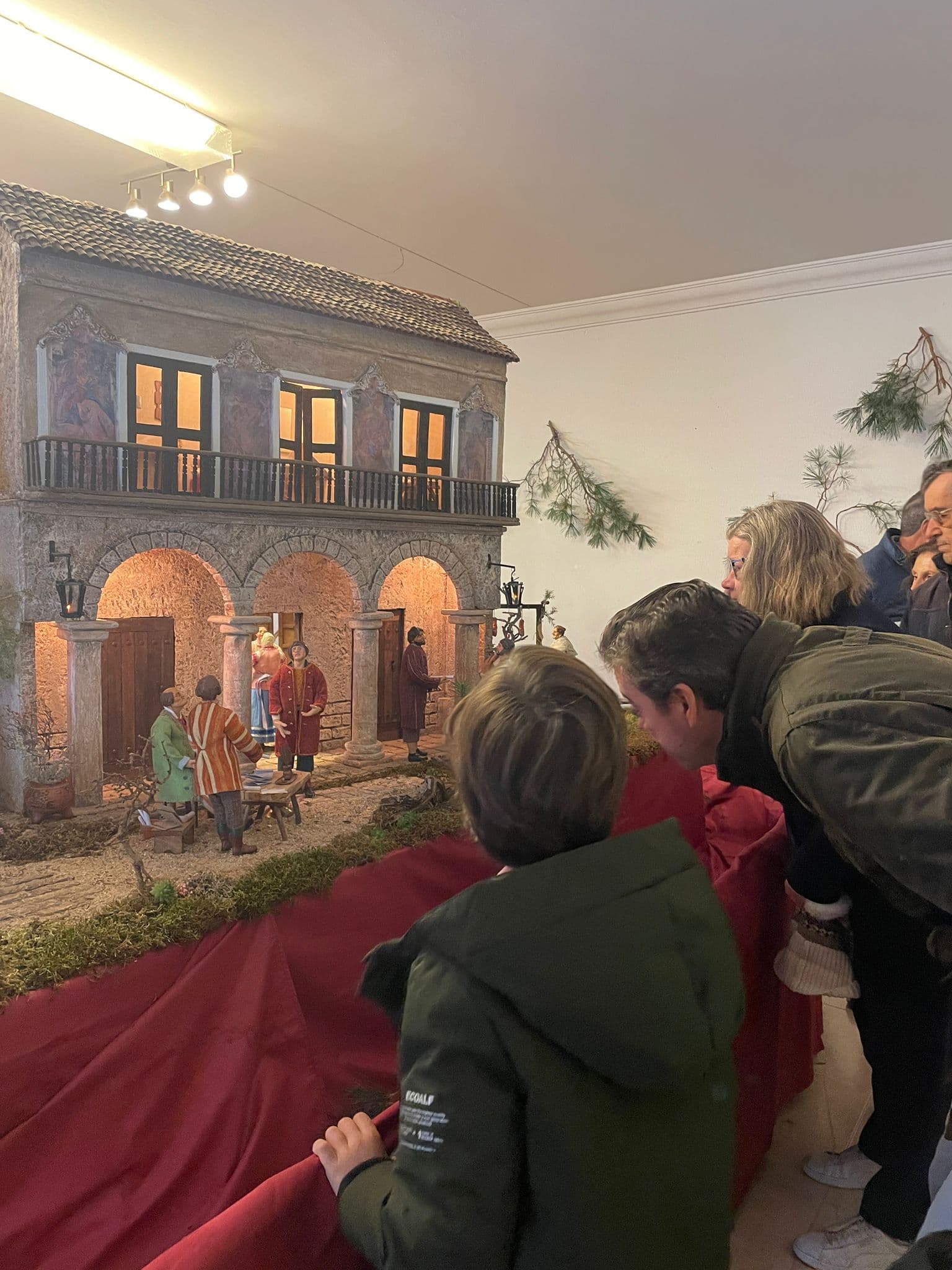 Familia disfrutando del belén napolitano