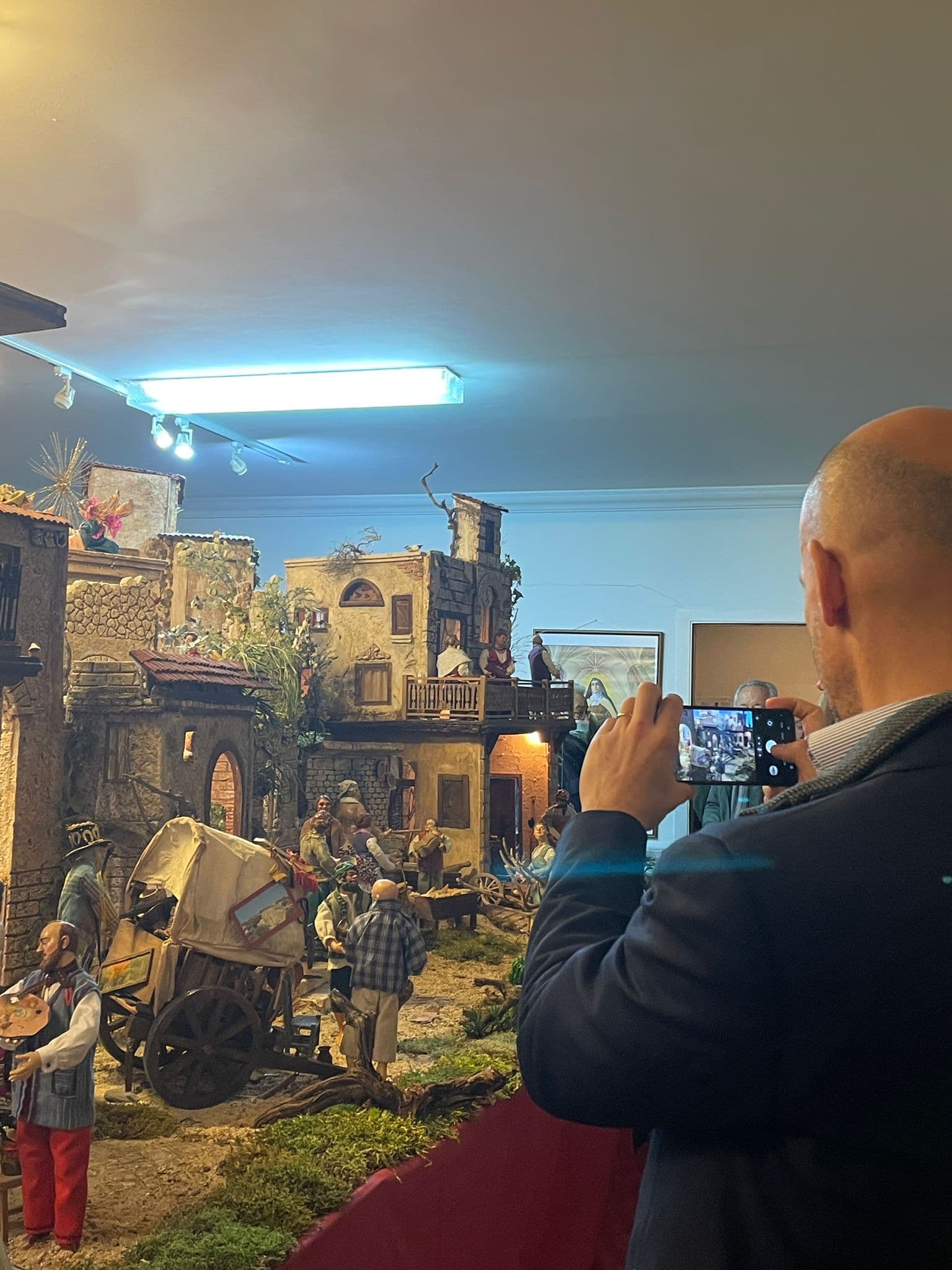 Visitante contemplando los detalles