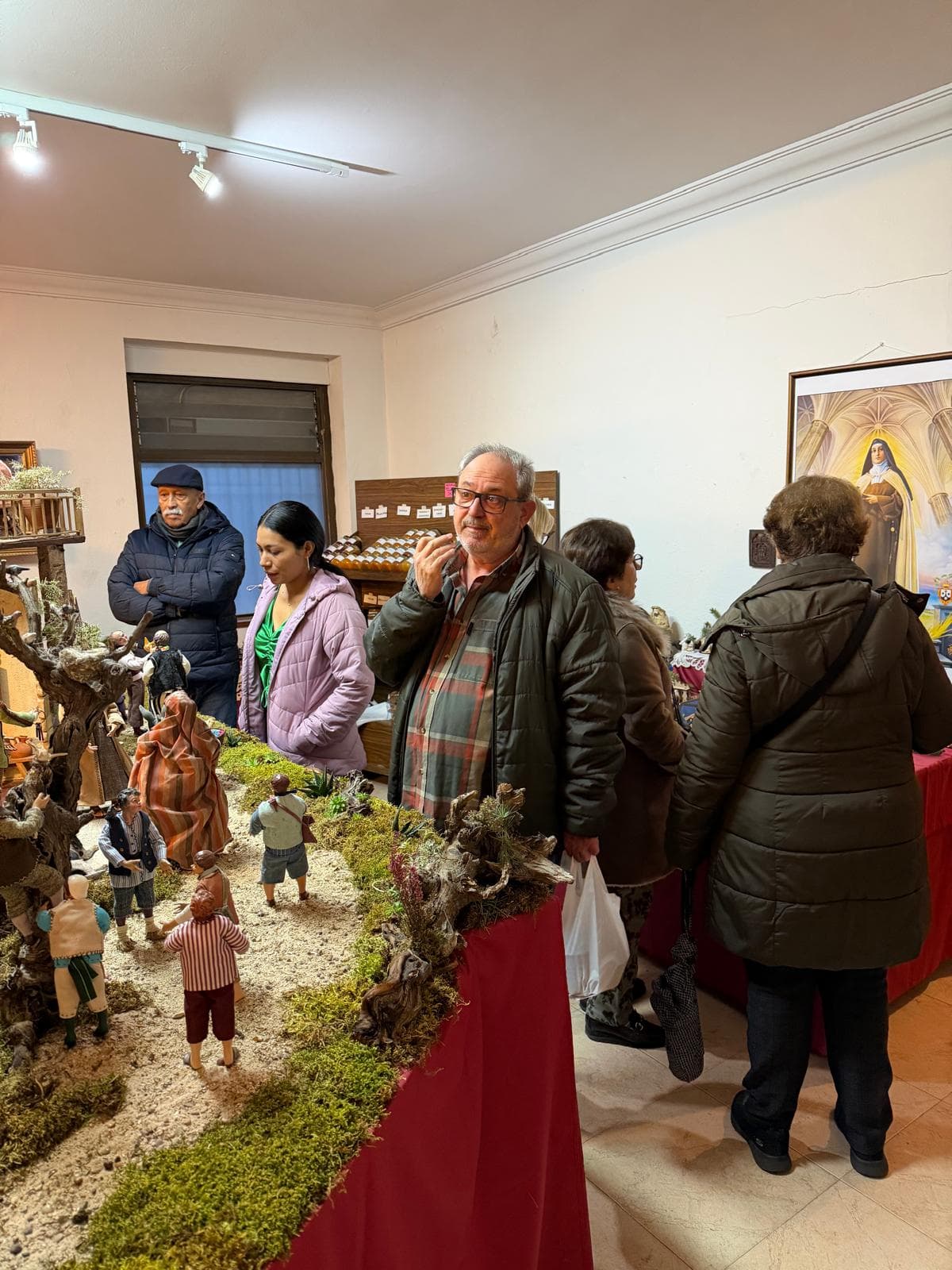Familia disfrutando del belén napolitano