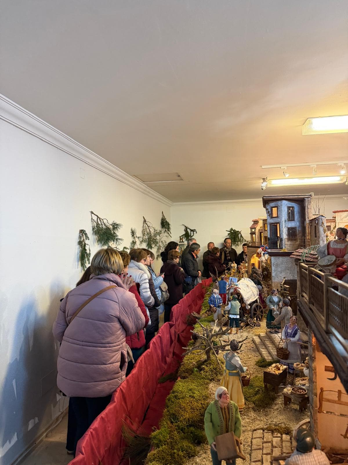 Visitante contemplando los detalles