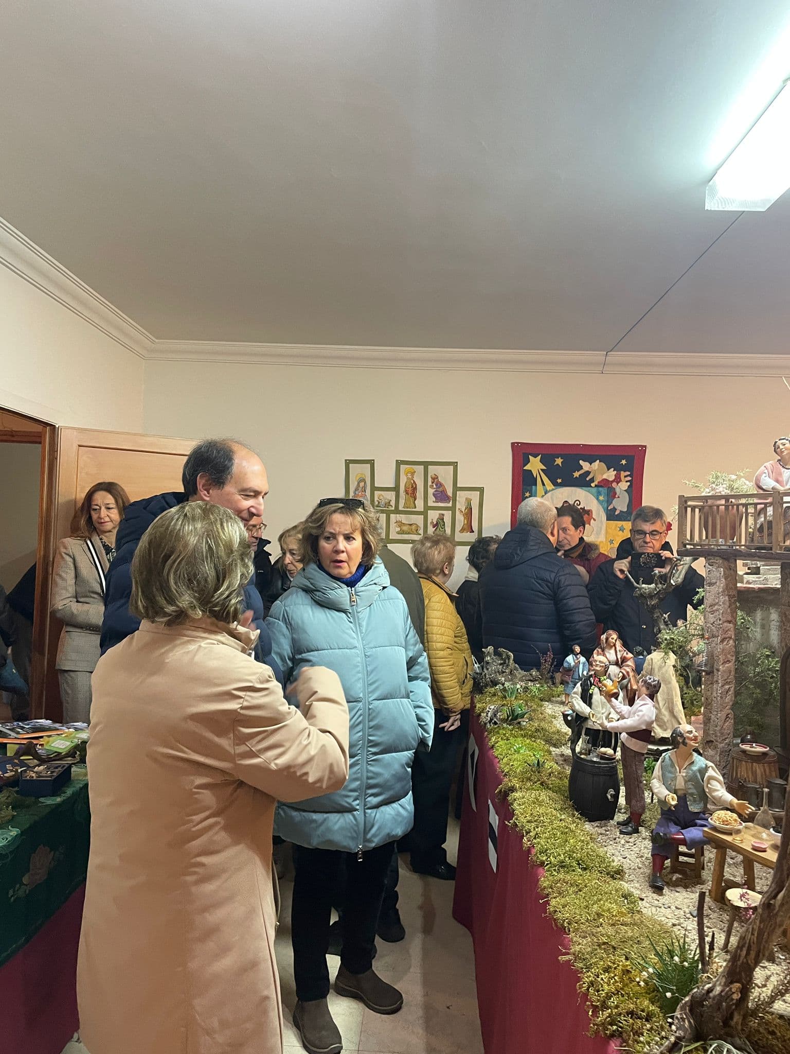 Visitantes admirando el belén napolitano