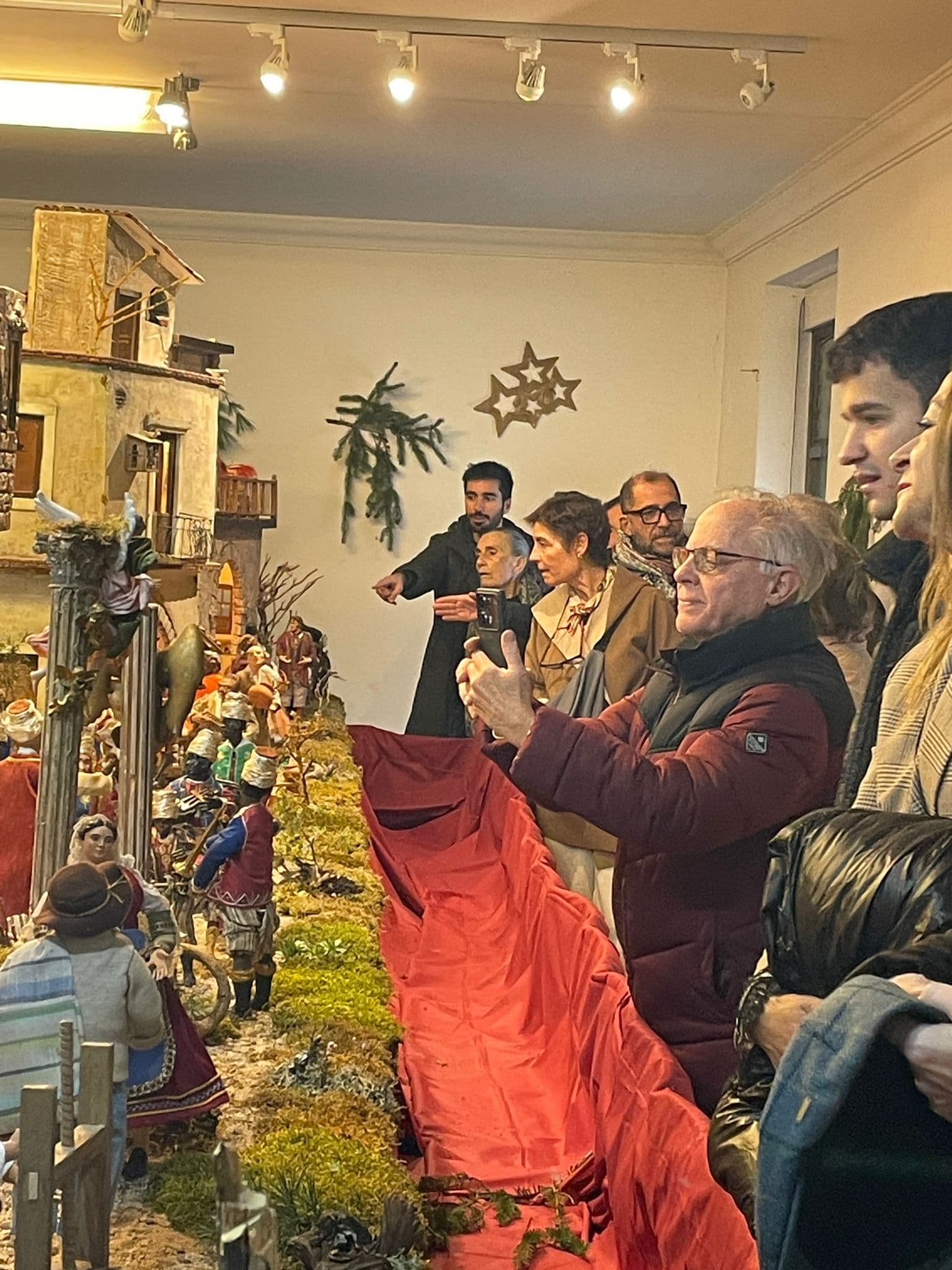 Familia disfrutando del belén artesanal