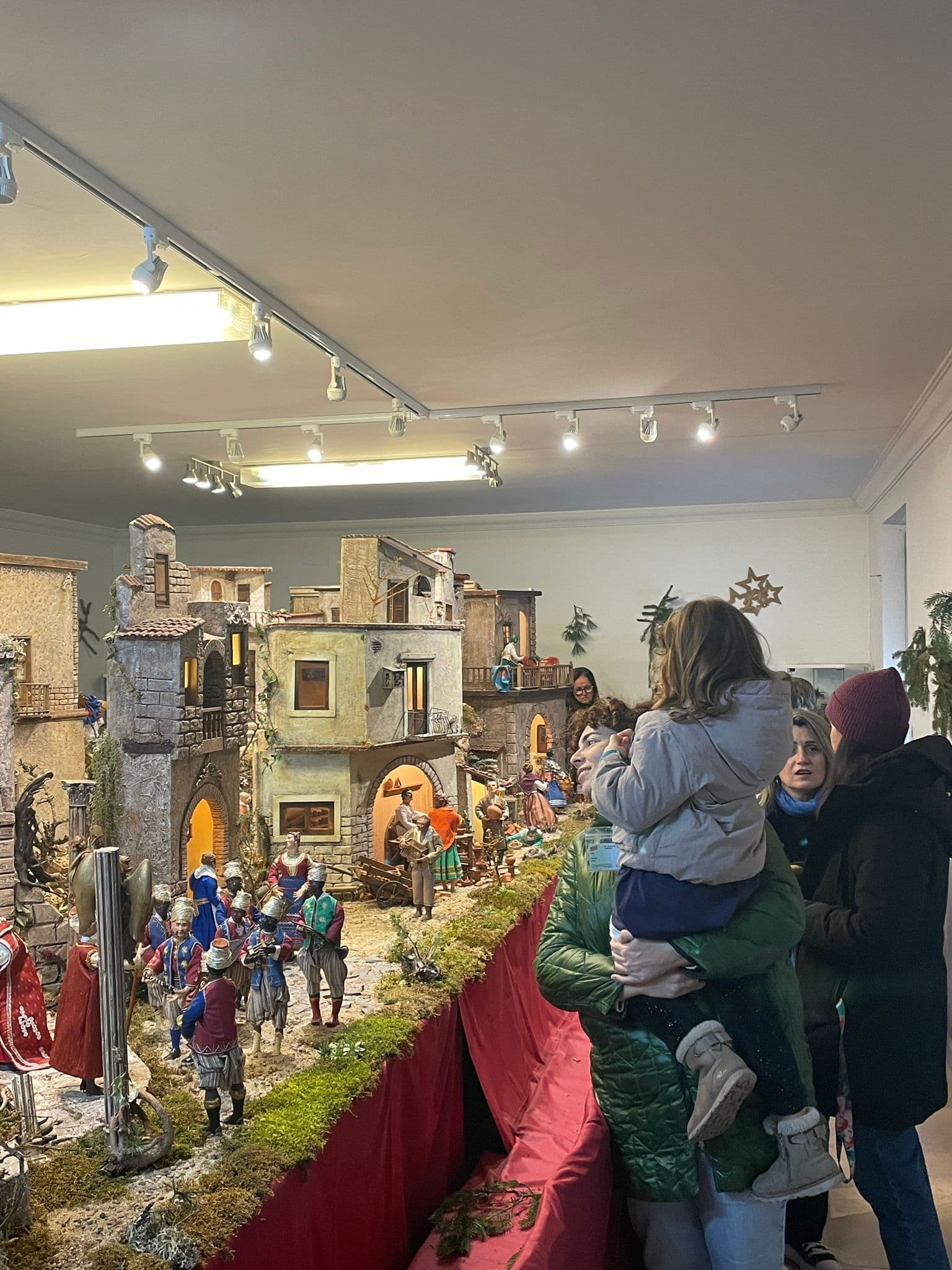 Visitante contemplando las figuras napolitanas