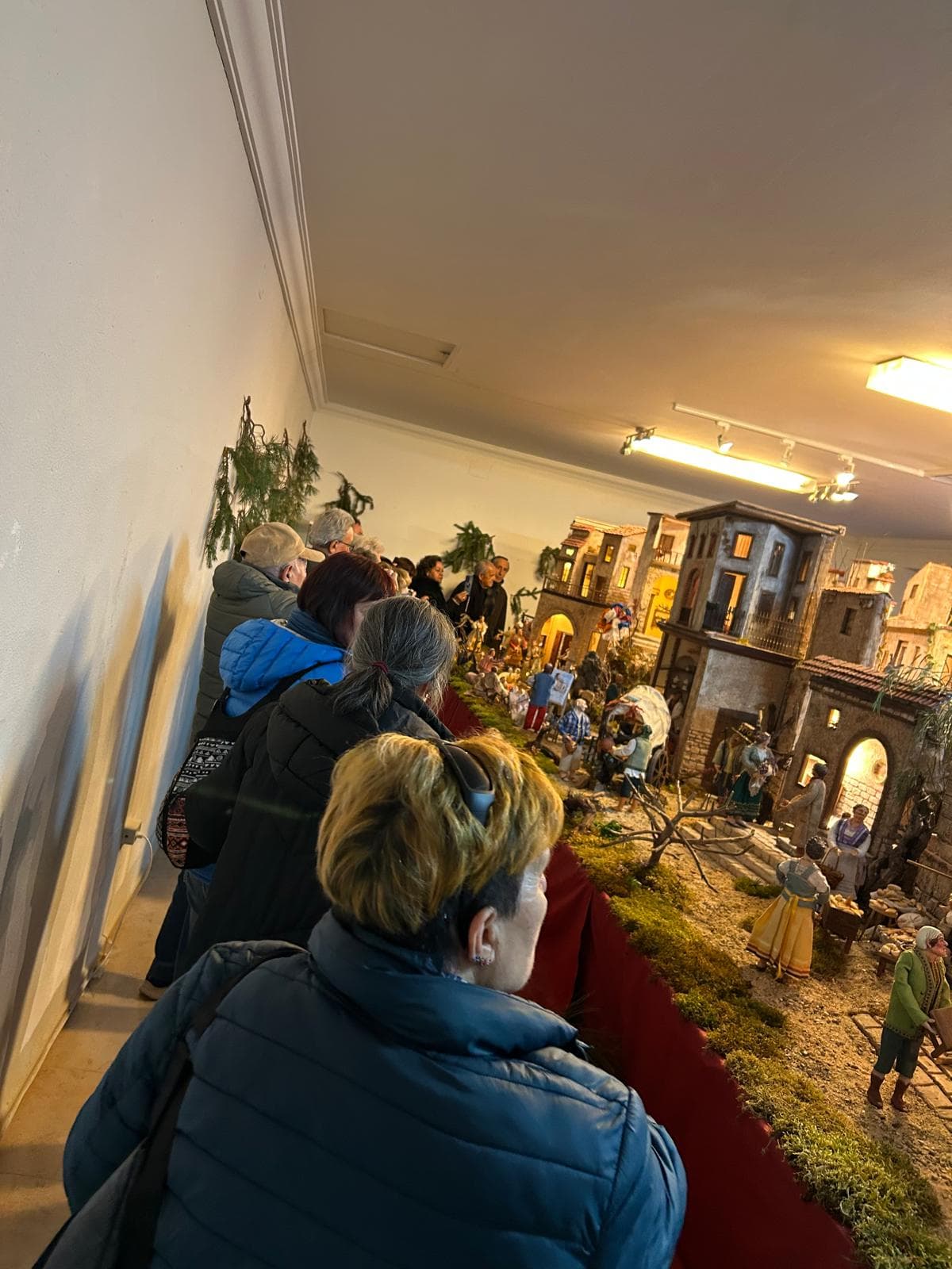 Admirando los detalles del belén