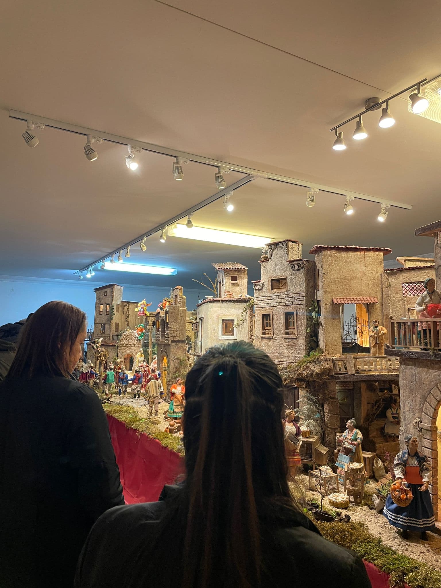 Visitantes admirando el belén napolitano