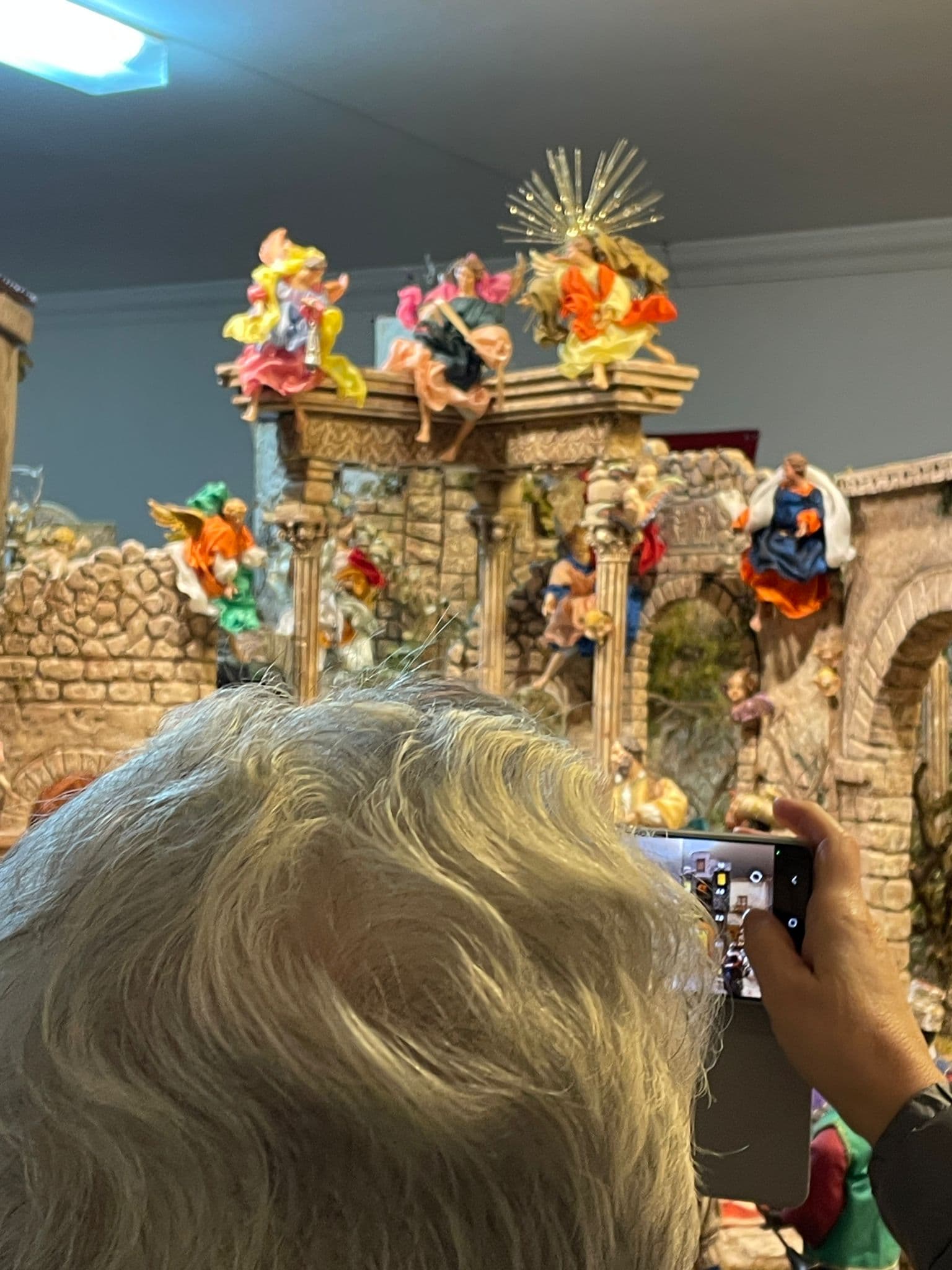 Familia disfrutando del belén artesanal