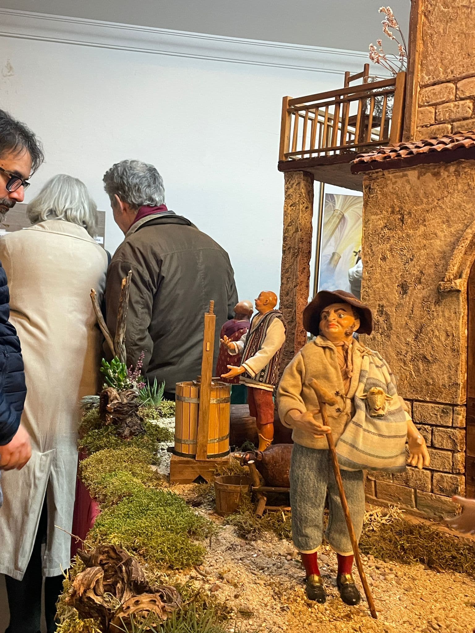 Visitante contemplando las figuras napolitanas