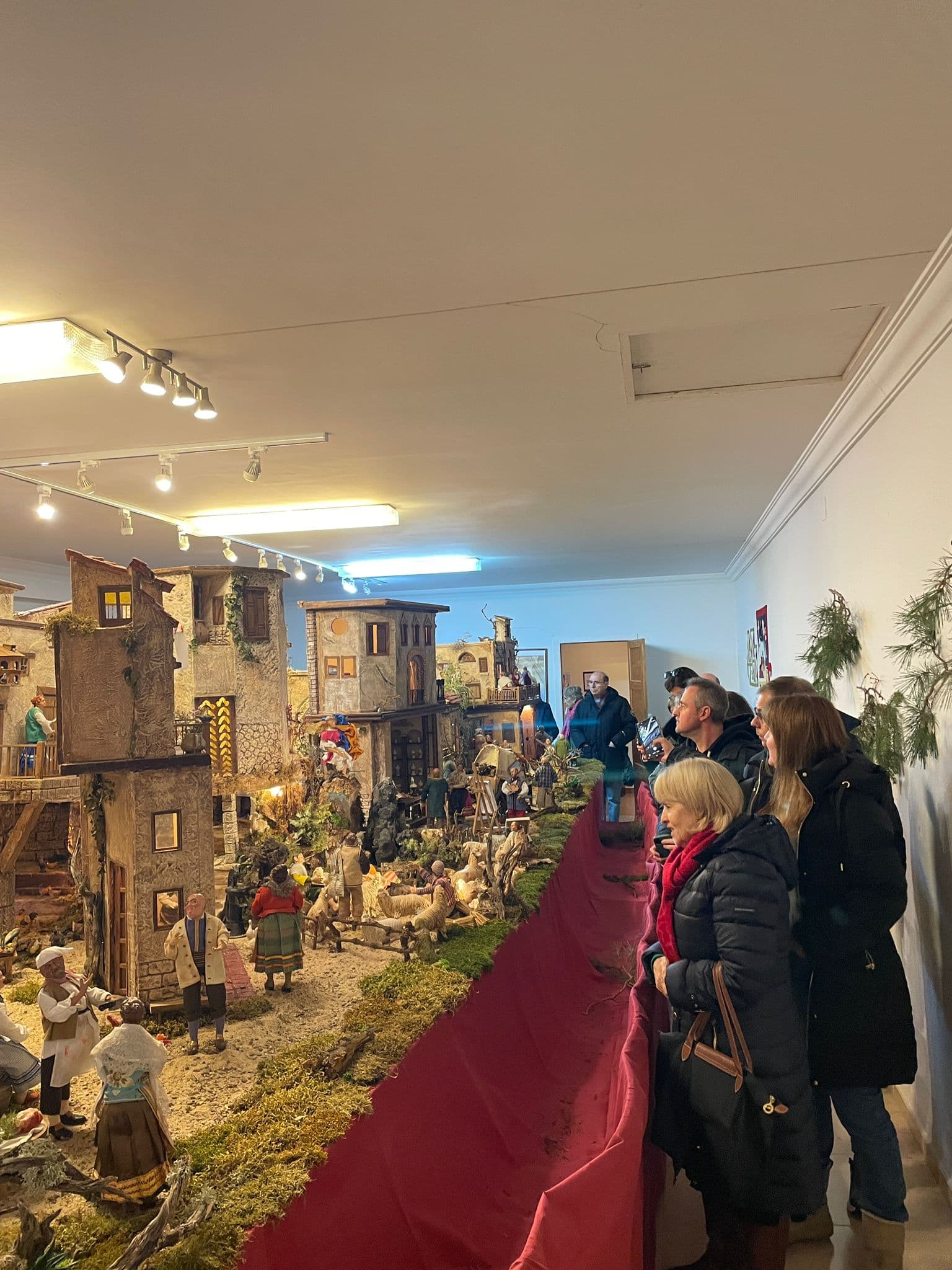 Admirando los detalles del belén