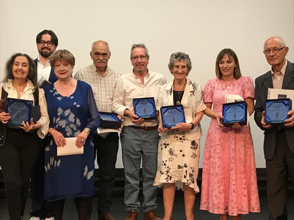 Pilar Tobar recibiendo premio en grupo