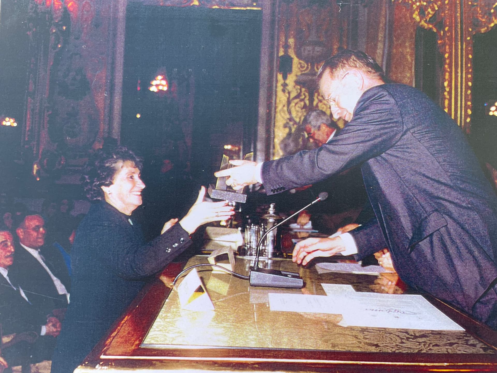 Pilar Tobar recibe premio belenista