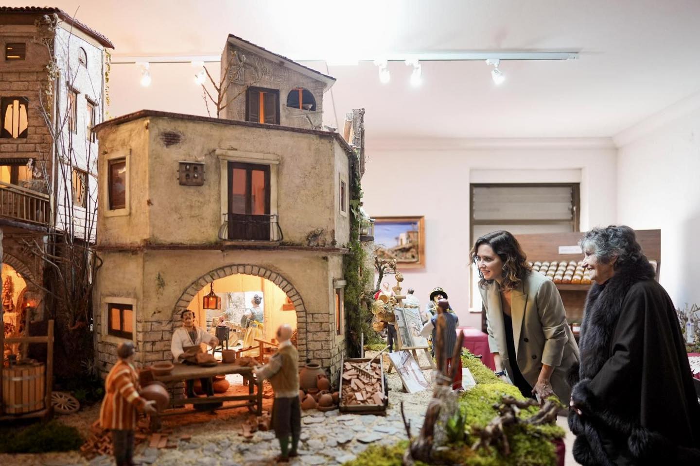 Isabel Díaz Ayuso visita el Belén